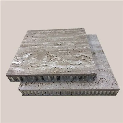 Világos travertin méhsejt paneles belső falburkolat